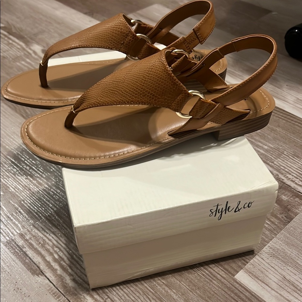 Style & Co. Womens Blairee Casual Thong Sandals 
9.5 / Tan Snake Smooth